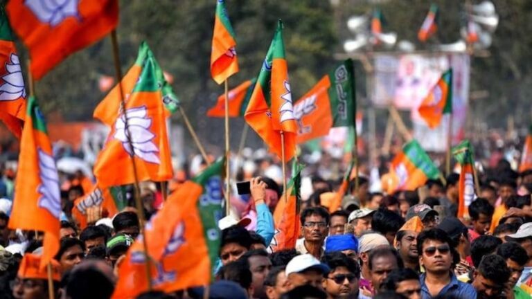 Gujarat Election: विरोधियों को पटखनी देने के लिए बीजेपी ने बनाई ‘कारपेट बॉम्बिंग’ की रणनीति, 89 सीटों पर करेगी ताबड़तोड़ कैंपेन